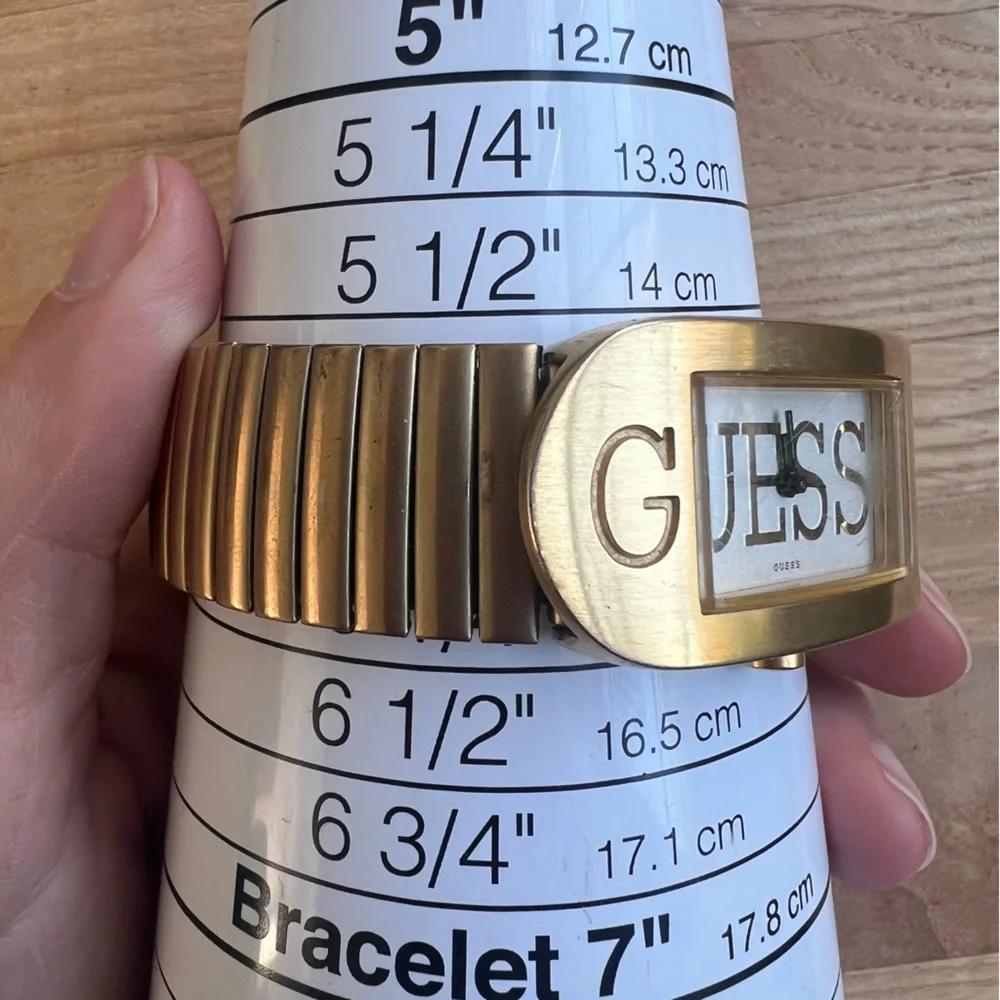 Guess ladies gold tone fashion watch NEW BATTERY